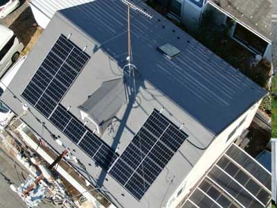 施工後：スーパーガルテクトでカバー工法+太陽光設置
