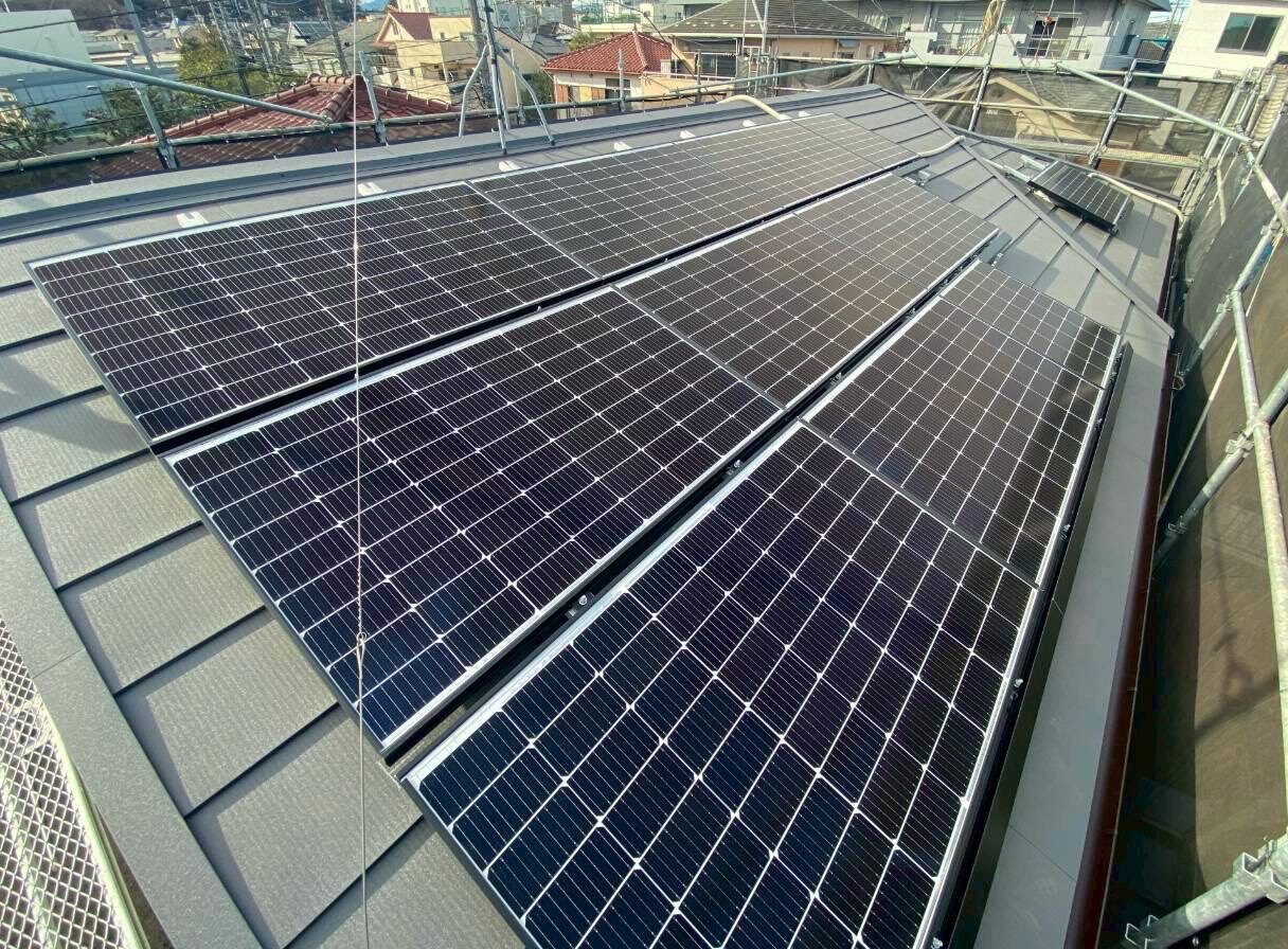 東京都にて太陽光パネル設置・屋根修理〈葺き替えで雨漏り修繕〉 施工後