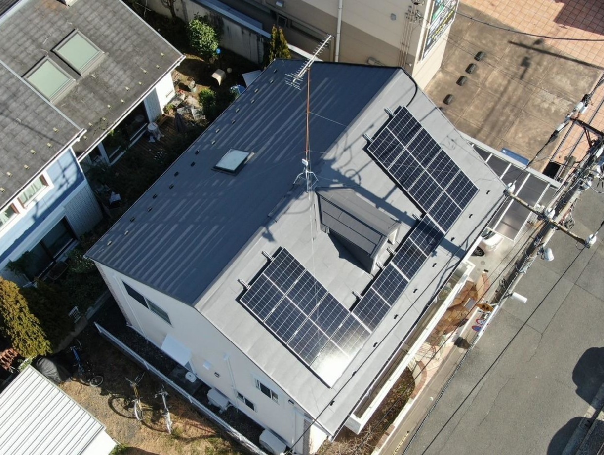 東京都にて太陽光パネル設置・屋根修理〈天窓撤去とカバー工法〉 施工後