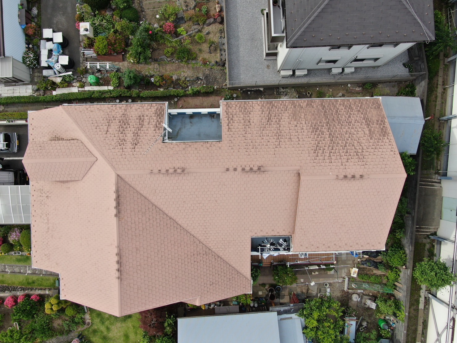 東京都にて太陽光パネル設置・屋根修理〈スレート屋根から軽量金属屋根へ〉 施工前2