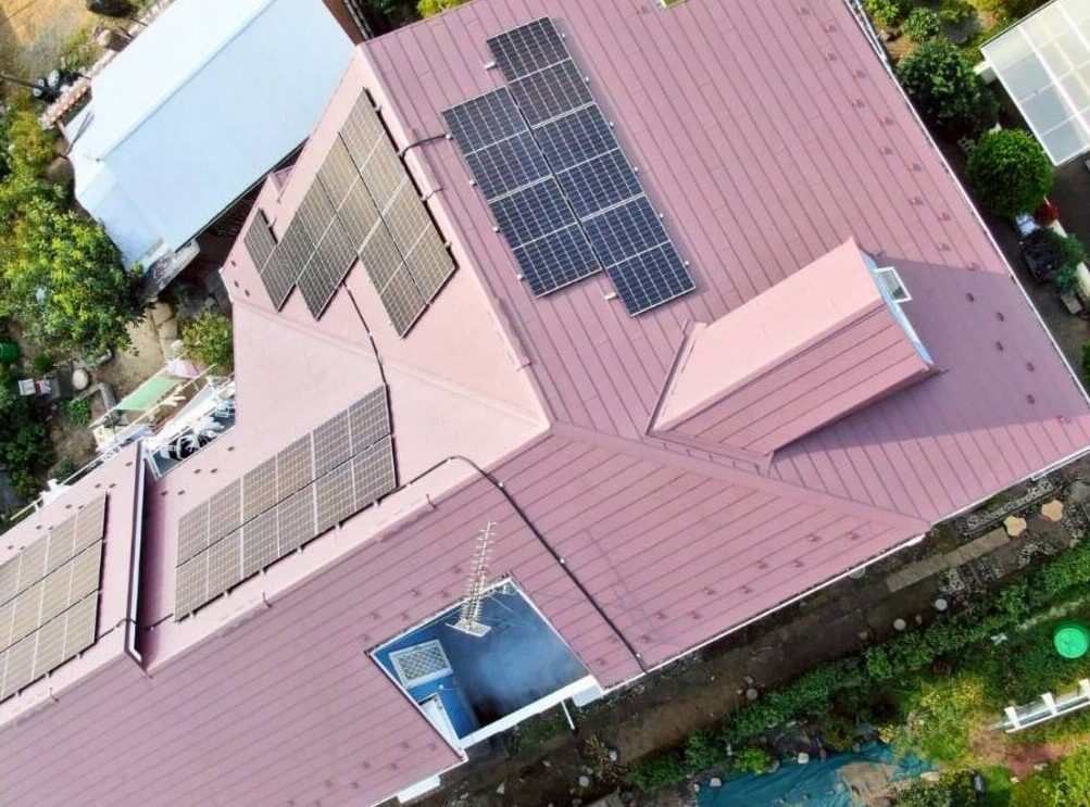 東京都にて太陽光パネル設置・屋根修理〈スレート屋根から軽量金属屋根へ〉 施工後2