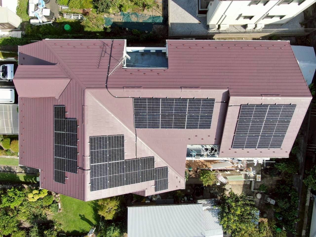 東京都にて太陽光パネル設置・屋根修理〈スレート屋根から軽量金属屋根へ〉 施工後