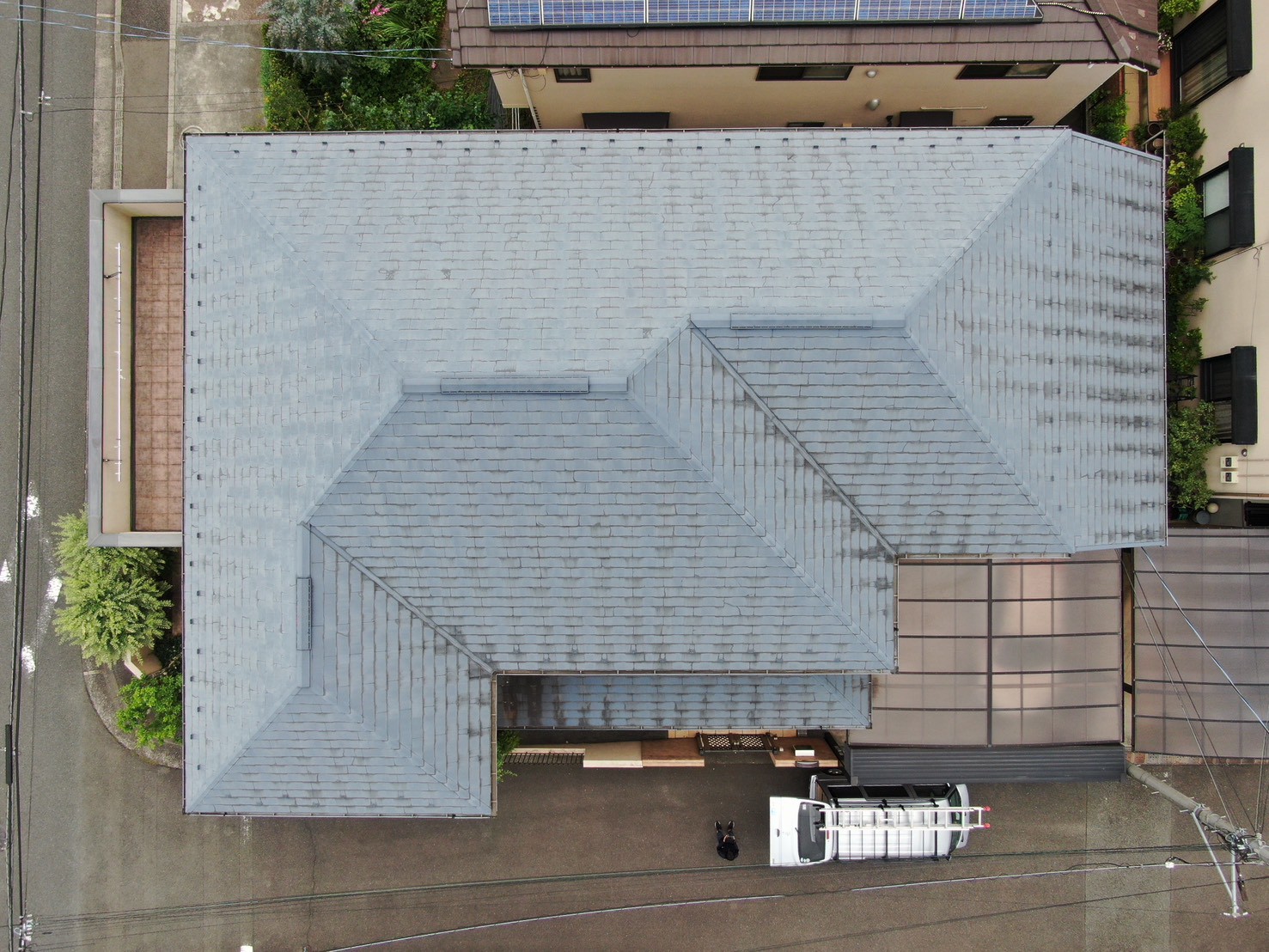 東京都にて太陽光パネル設置・屋根修理〈ひび割れスレート屋根をカバー〉 施工前2