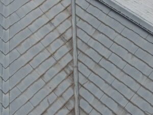 東京都にて太陽光パネル設置・屋根修理〈ひび割れスレート屋根をカバー〉 施工前