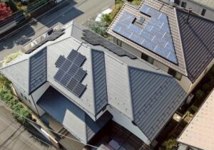 東京都にて太陽光パネル設置・屋根修理〈ひび割れスレート屋根をカバー〉 施工後