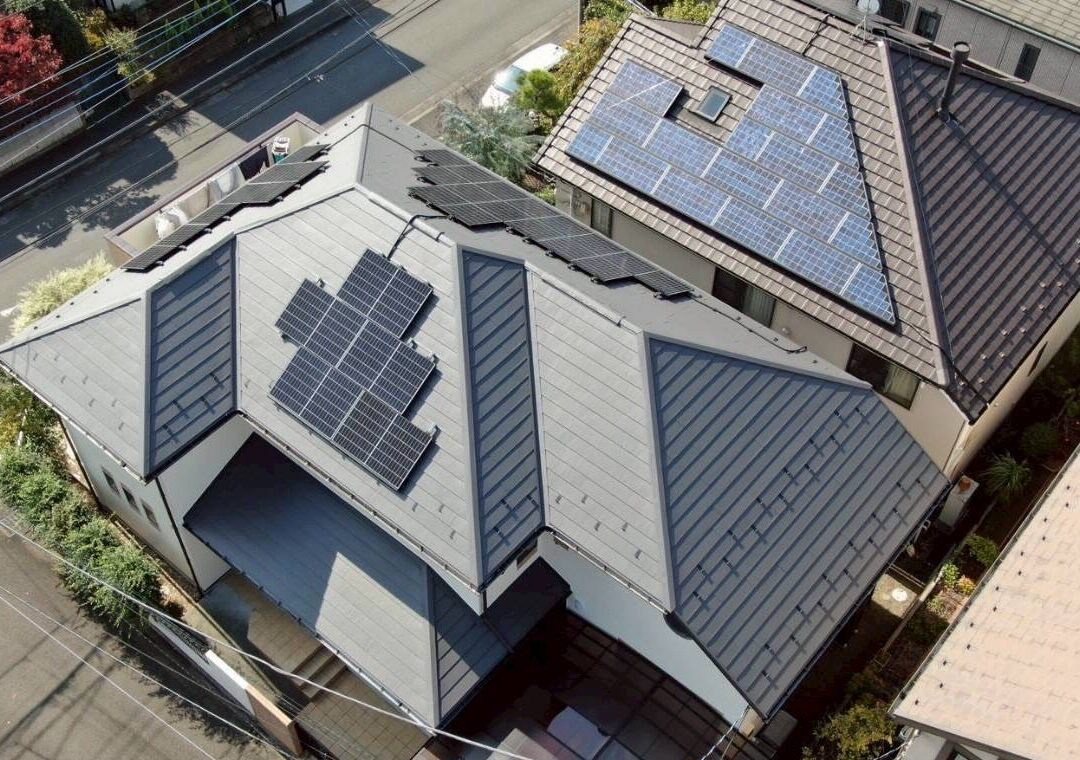 東京都にて太陽光パネル設置・屋根修理〈ひび割れスレート屋根をカバー〉 施工後